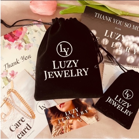 Stunning Parrots 🦜 Design Dangle Hoop Earrings in Gold - Picture 7 of 7